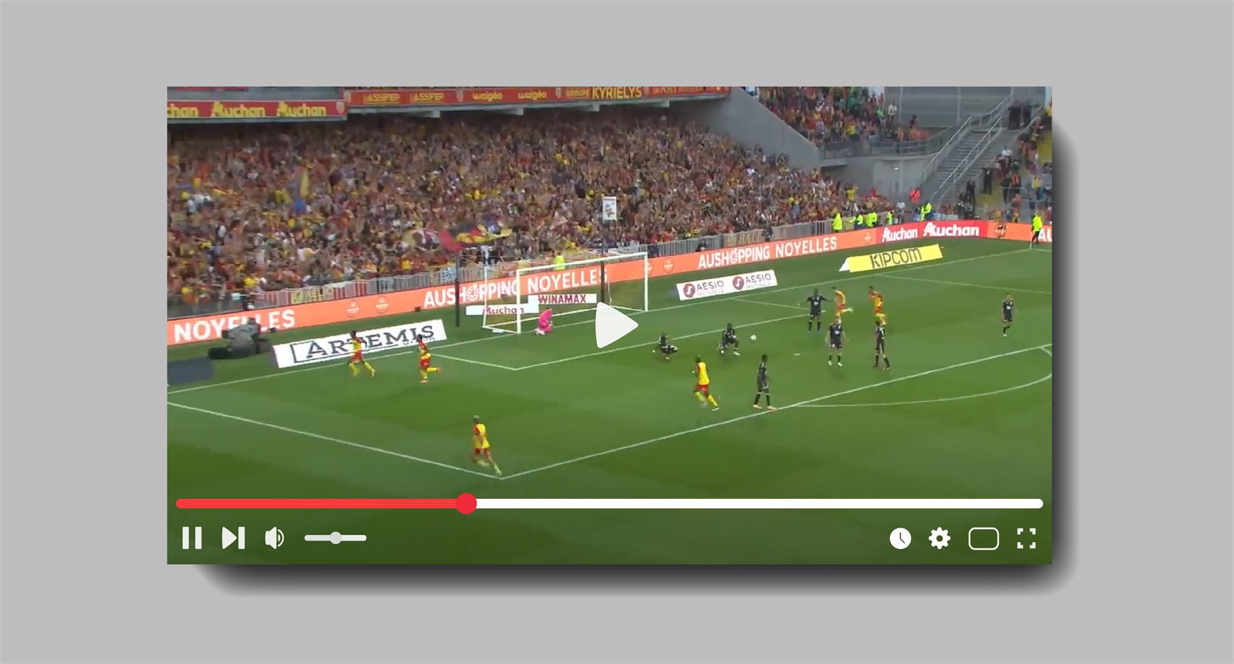 Vidéo d'un match du RC Lens à Bollaert avec les panneaux Aushopping Noyelles en bord de terrain