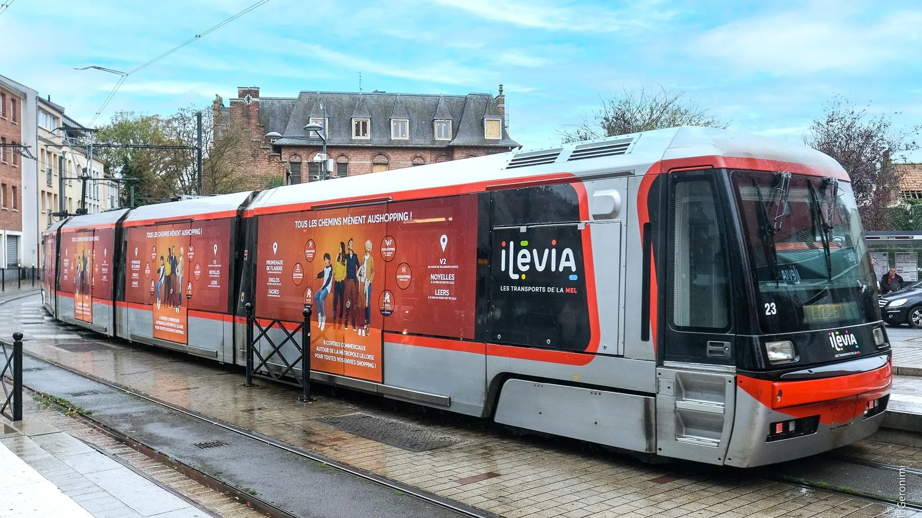Tramway Ilévia habillé aux couleurs de la campagne Aushopping