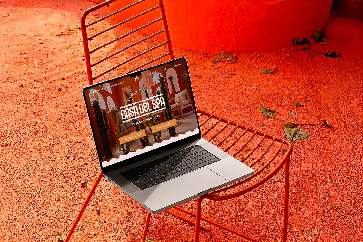 Site web Casa Del Spa affiché sur un ordinateur portable en terrasse