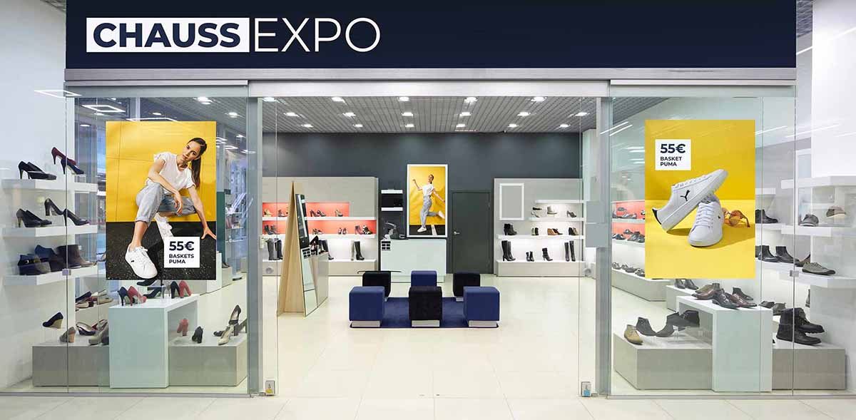 Vitrine d'un magasin Chaussexpo habillée avec les visuels de la campagne