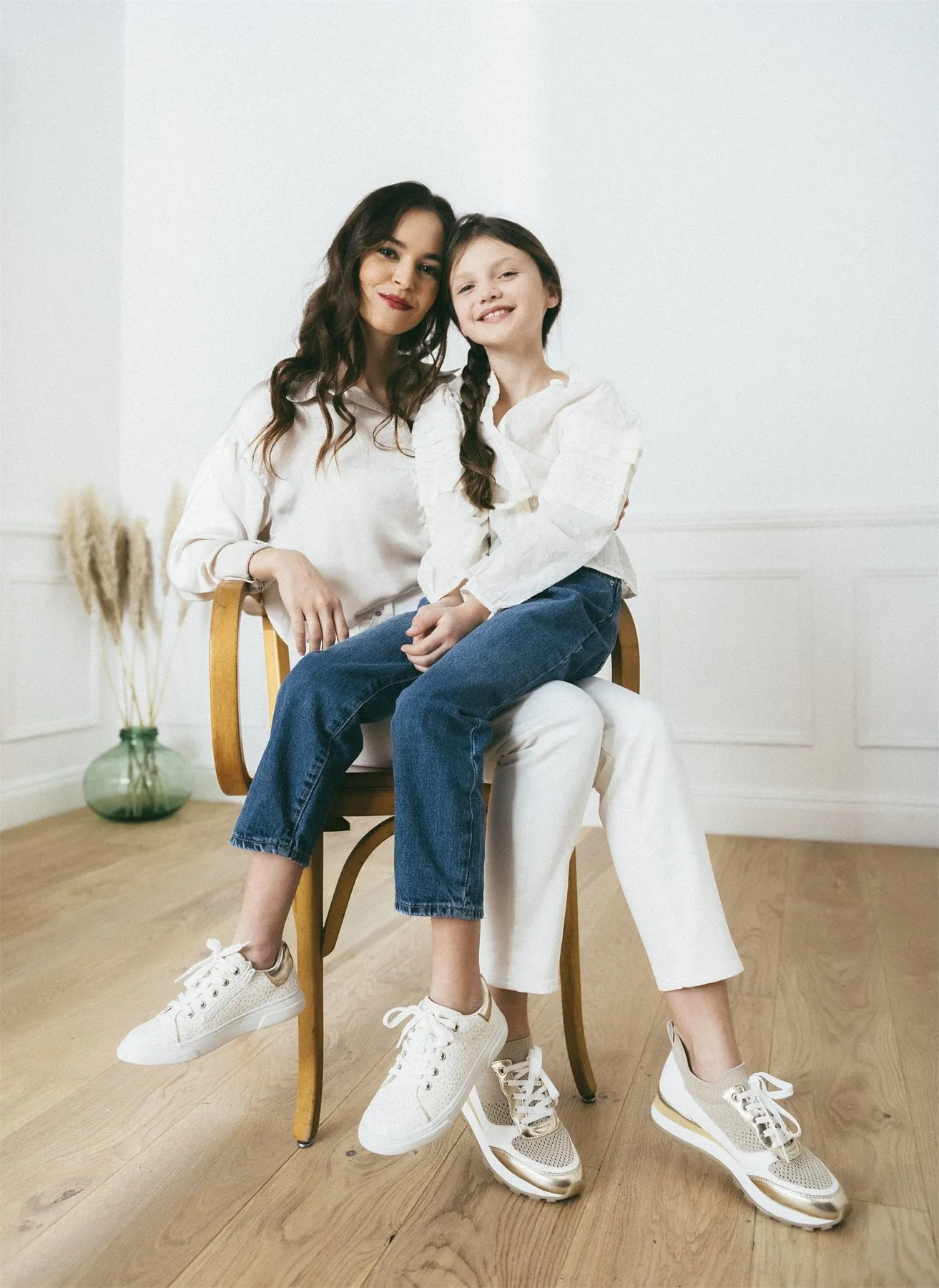 Mère et fille assises sur une chaise, baskets blanches Chaussexpo