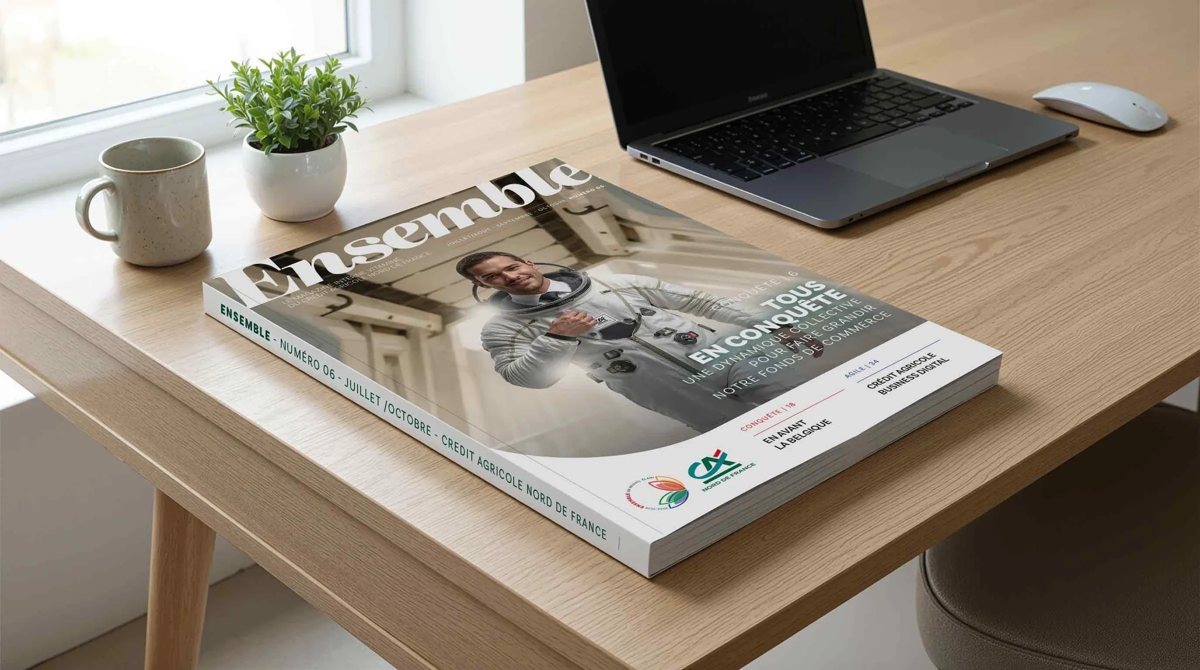 Magazine interne « Ensemble » du Crédit Agricole posé sur un bureau en bois