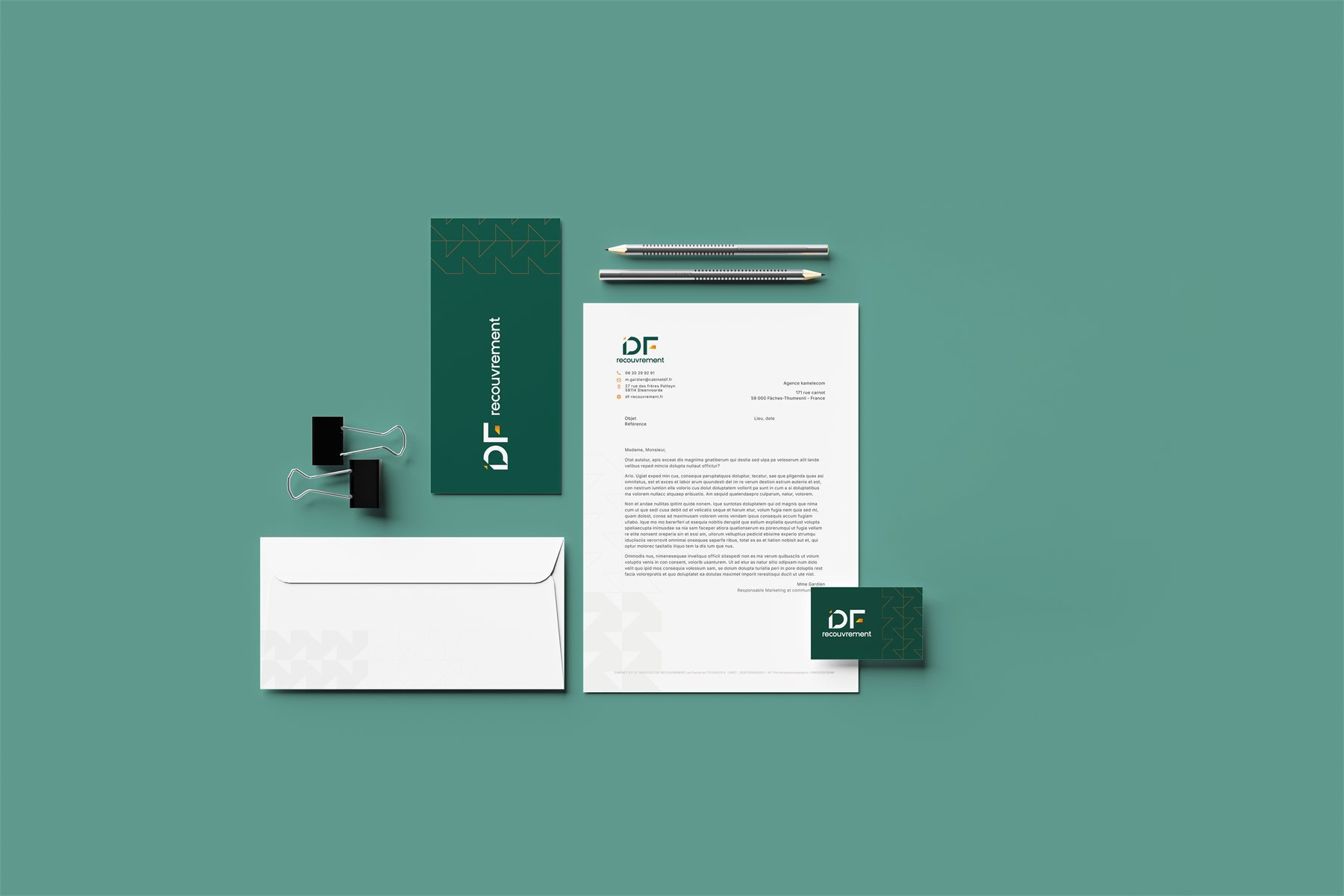 Papeterie DF Recouvrement sur fond vert : en-tête, enveloppe, carte et stylos