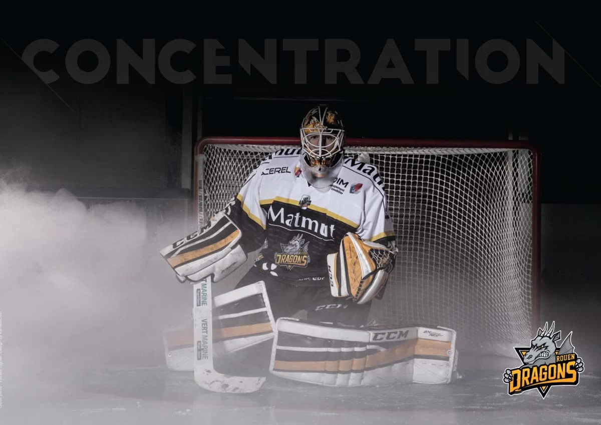 Affiche « Concentration » des Dragons de Rouen : gardien devant sa cage, logo du club en bas à droite