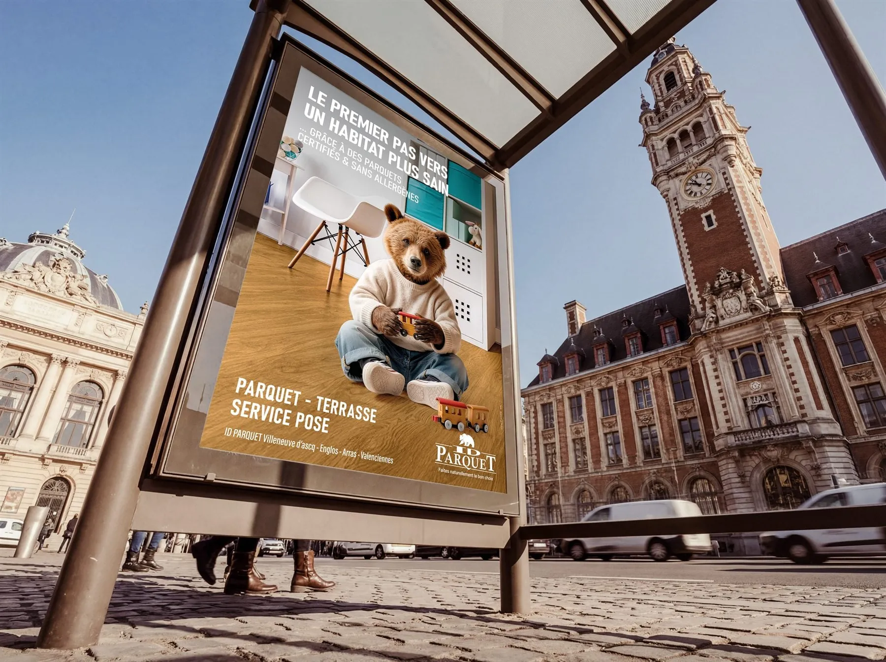 Affiche ID Parquet en abribus : l'ourson qui joue sur un parquet certifié sans allergènes