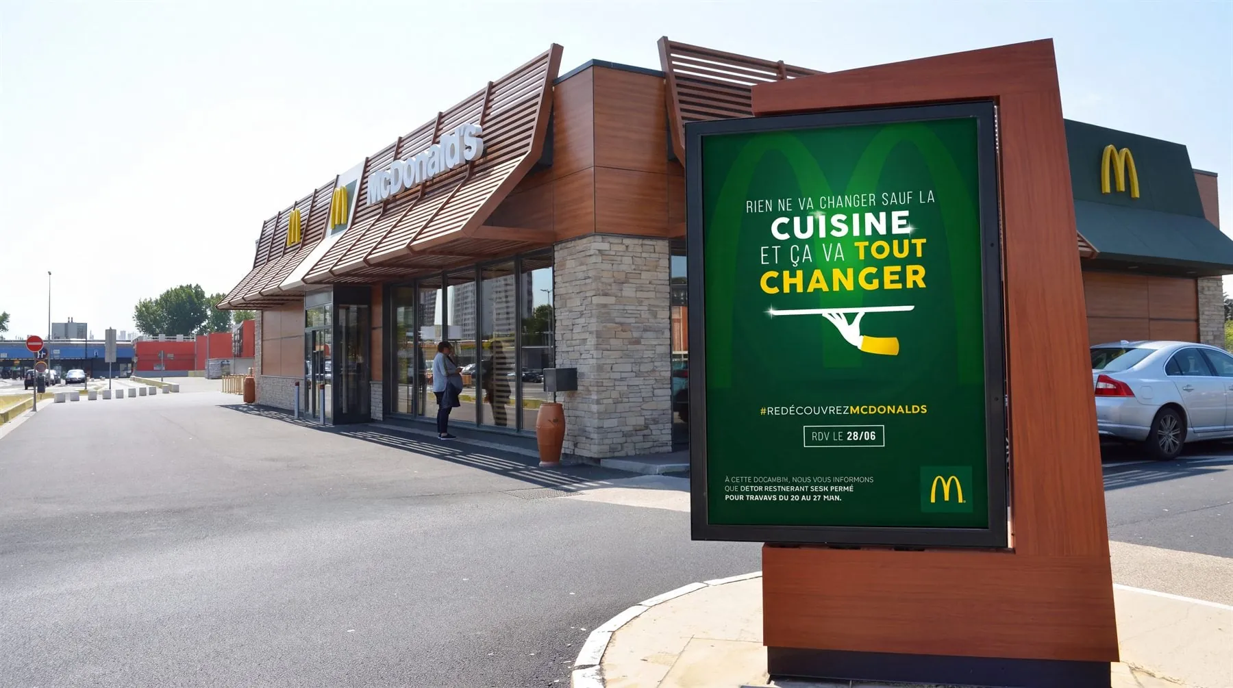 Totem publicitaire devant le restaurant : « Rien ne va changer sauf la cuisine, et ça va tout changer », #RedécouvrezMcDonalds, rendez-vous le 28/06