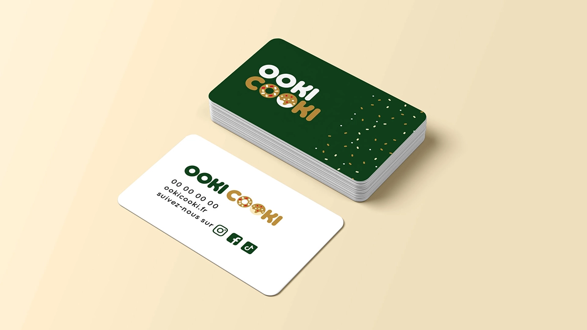 Cartes de visite OOki Cooki : logotype aux O biscuits sur fond vert sapin