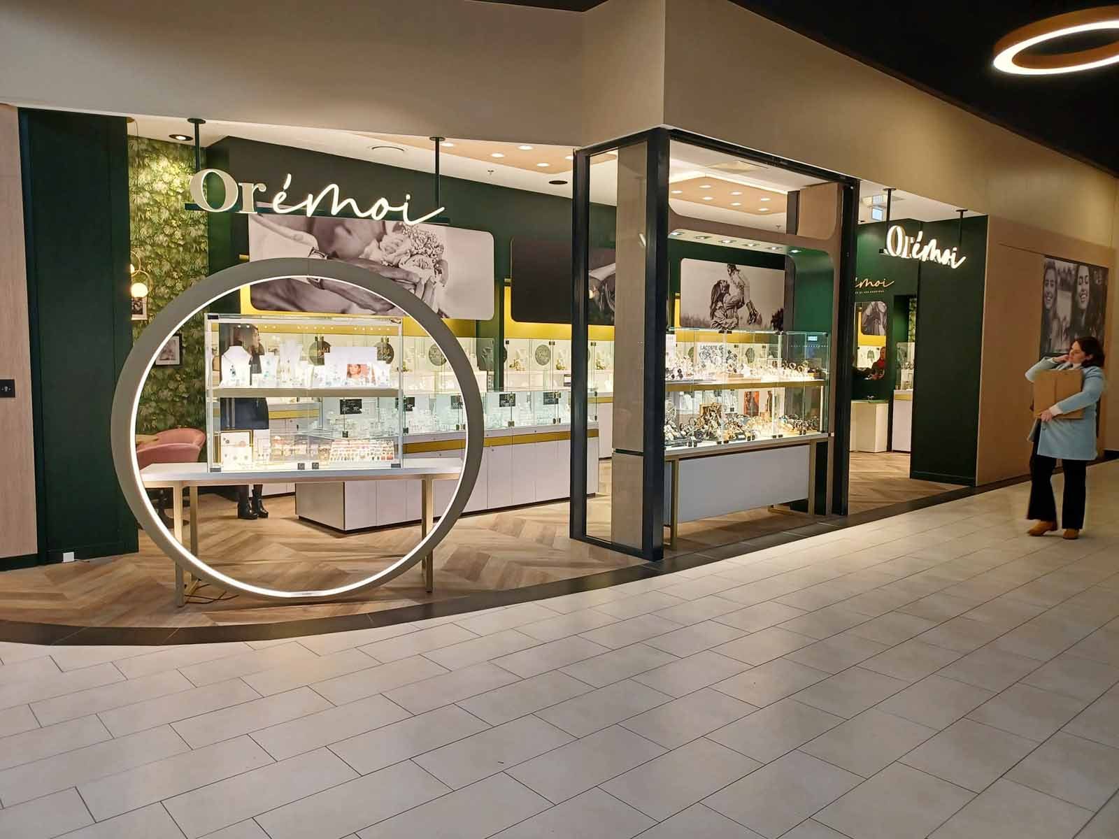 Boutique ORémoi en galerie marchande, entrée marquée par un grand anneau lumineux