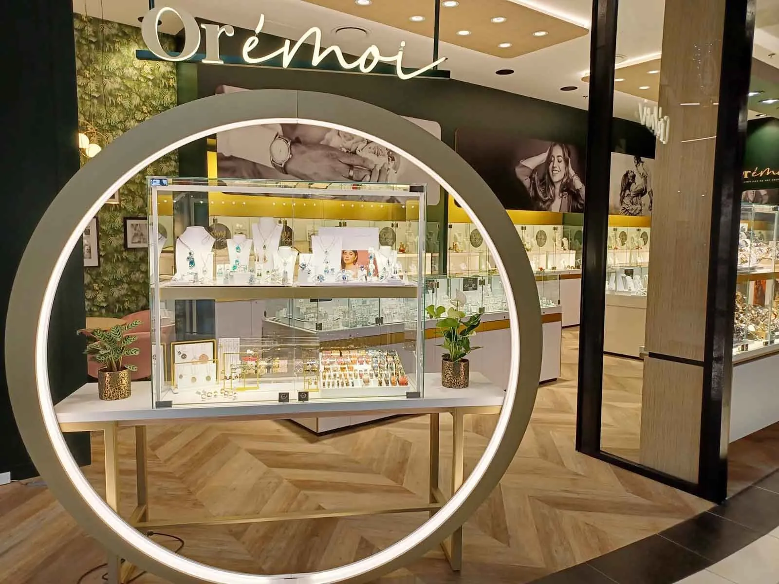 Vitrine ORémoi vue à travers l'anneau lumineux, signature du concept magasin