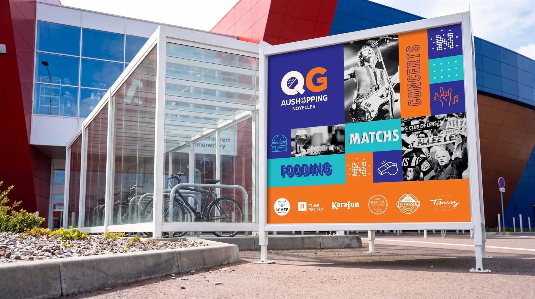 Panneau extérieur du QG devant Aushopping Noyelles : fooding, concerts et matchs en damier violet et orange