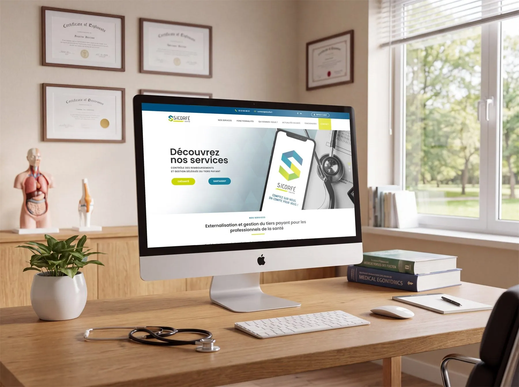 Site Sicorfé Santé affiché sur un iMac dans un cabinet médical