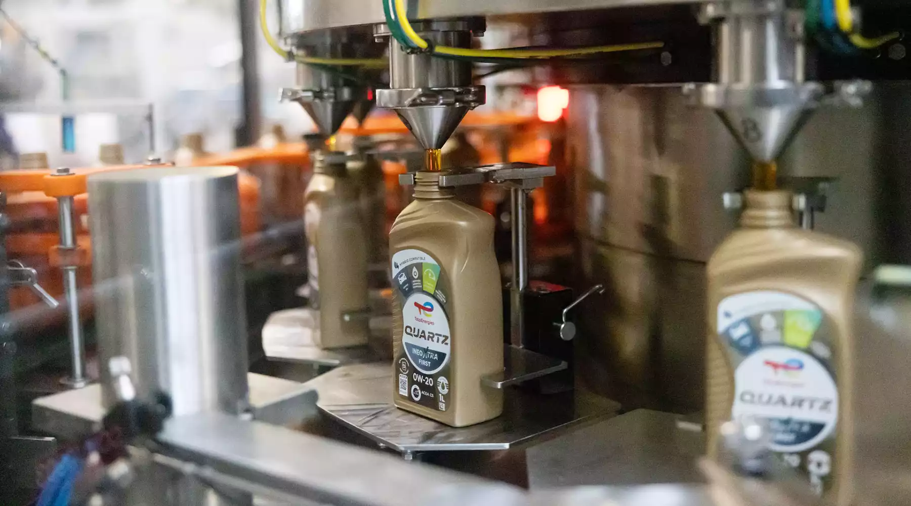 Reportage photo dans l'usine : remplissage de bidons Quartz sur la ligne de conditionnement