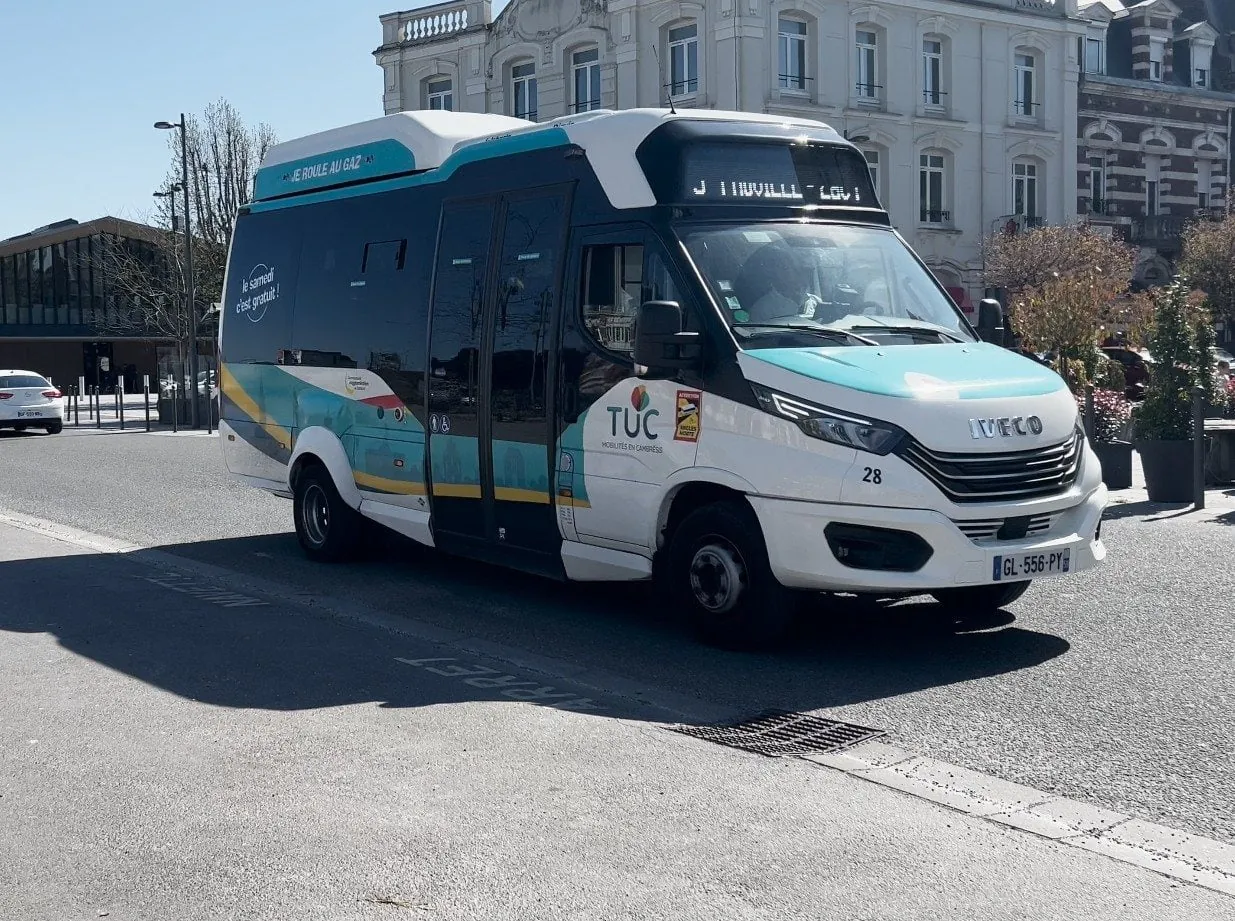 Image extraite des films motion design TUC · Place Mobilité : un bus et ses élèves